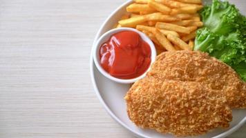 steak de filet de poitrine de poulet frit avec frites et ketchup video