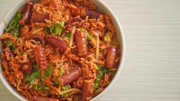 ojing-o-bokeum - geroerbakte inktvis of octopus met koreaanse pittige saus rijstkom - koreaanse voedselstijl video