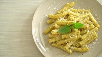 macarrão pesto rigatoni com queijo parmesão - comida italiana e comida vegetariana