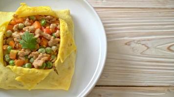 egg wrap or stuffed egg with minced pork and vegetable video