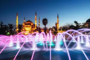 Mezquita iluminada del sultán ahmed azul antes del amanecer, es foto