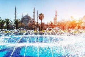 mezquita del sultán ahmed iluminada en azul, estambul, turquía foto