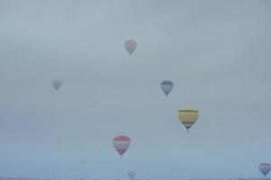 mañana de niebla en globo en capadocia. Imágenes de pavo difuminado foto