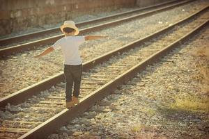 niño en las vías del tren foto