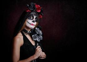 mujer joven en halloween foto