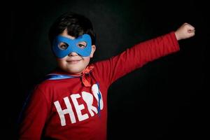 superhéroe, retrato de niño disfrazado de superhéroe foto