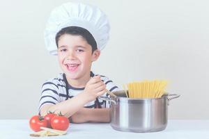 niño divertido con sombrero de chef foto