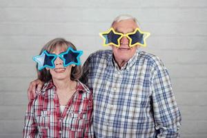 abuelos divertidos con grandes gafas de estrellas foto