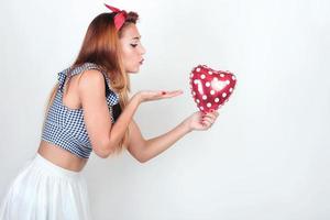 mujer joven con globo en forma de corazón foto