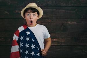 niño con la bandera de los estados unidos foto