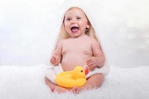 bebé feliz en una toalla foto