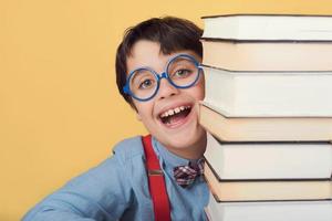 niño feliz y sonriente con libros foto