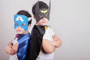 niños divertidos disfrazados de superhéroes foto