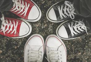 primer plano de zapatillas modernas usadas por amigos foto