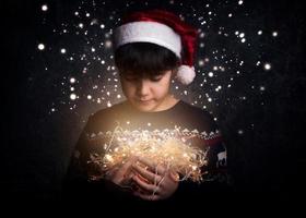niño con luces de navidad foto