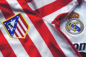 primer plano en el logo del club de fútbol atlético de madrid y el real madrid foto