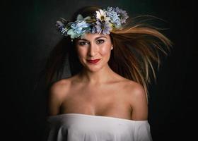 mujer con corona de flores foto