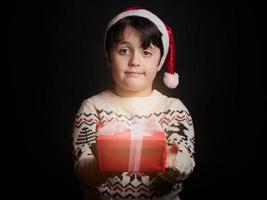 niño feliz con regalos de navidad foto