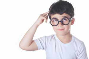 niño pensativo en una pared blanca foto