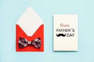 feliz Día del Padre. sobre rojo con pajarita y papel blanco con el texto feliz día del padre foto