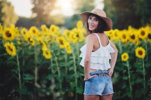 niña en el campo de girasoles foto