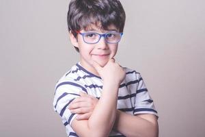 niño sonriente con gafas foto