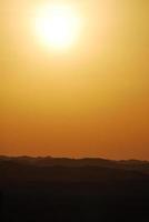 puesta de sol en el desierto foto