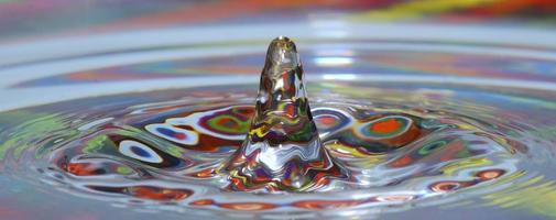 gotas de agua de colores foto