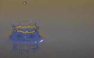 gotas impactando en la naranja izquierda foto