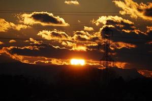 puesta de sol brillante en el verano foto