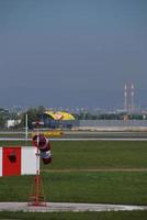 manga de viento en el aeropuerto foto