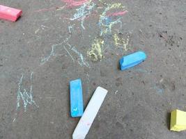 tiza de colores sobre el asfalto. creatividad, verano, creatividad. foto