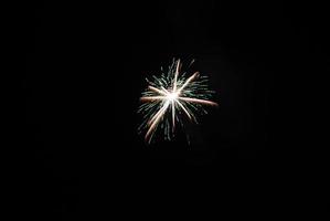 única explosión plateada y verde en un espectáculo de fuegos artificiales en la víspera de año nuevo foto