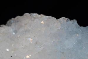 hermoso cristal de roca azul transparente con muy pequeño foto