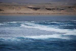 olas salvajes en el desierto foto