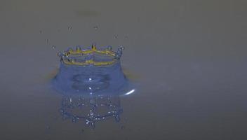 gotas impactando corona azul foto