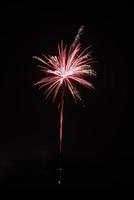 explosión roja y plateada en los fuegos artificiales en la víspera de año nuevo foto