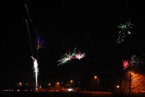 muchas explosiones coloridas en los fuegos artificiales en la noche de fin de año foto