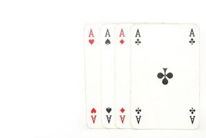 Jugando a las cartas cuatro as de la baraja vista completa en blanco foto