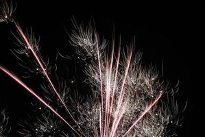 única explosión plateada alta y delicada en un espectáculo de fuegos artificiales en la víspera de año nuevo foto