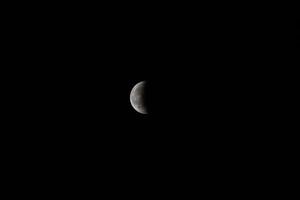 media luna en un eclipse lunar foto