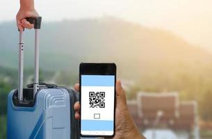 concepto de escanear un código qr móvil en un teléfono móvil. foto