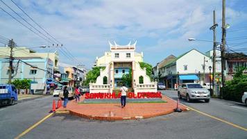 songkhla tailandia 16 de noviembre de 2020, lapso de tiempo puerta de la capital del casco antiguo de songkla entre nakhon nok y nakhon nai rd. este es un hito en la ciudad de songkhla, tailandia video