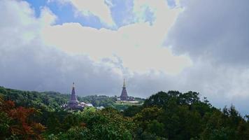 Zeitraffer Wahrzeichen Pagode im Nationalpark Doi Inthanon mit bewölktem Himmel bei Chiang Mai, Thailand. video