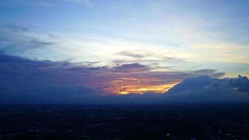 timelapse hat yai city skyline con cielo crepuscular en songkhla en tailandia video