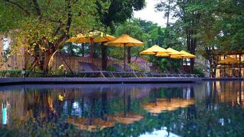 guarda-chuva e decoração de cama de piscina ao redor da piscina video