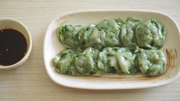 ångad gräslök dumplings med sås - asiatisk mat stil video