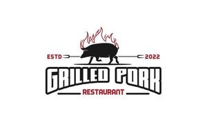 logotipo de restaurante de cerdo a la parrilla con icono de cerdo quemado y diseño inspirador de tenedor vector