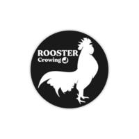 Inspiración en el diseño del logotipo de la silueta del canto del pollo del gallo vector