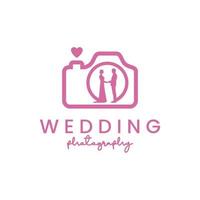 cámara y pareja de novios para diseño de logotipo de fotografía de boda vector